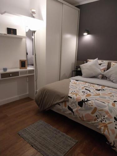 une chambre avec un lit et un bureau dans l'établissement Appartement cosy dans le marais, à Paris