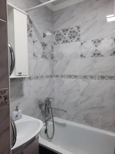 Сдам 1-комн квартиру в Центре في سيمي: حمام مع حوض أبيض ومغسلة