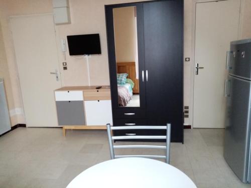 une chambre avec un miroir et une chambre avec un lit dans l'établissement Studio Danton, à Troyes