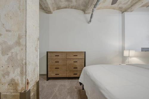Postel nebo postele na pokoji v ubytování 2BR 2BA Spacious Historic Loft With Gym by ENVITAE