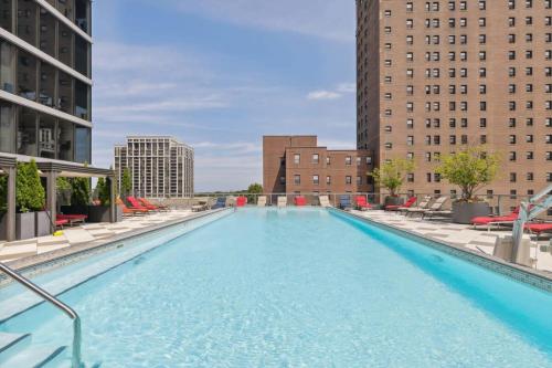 une grande piscine au milieu d'un bâtiment dans l'établissement 3BR Luxury Glass Apartment With Views Pool & Gym, à Chicago