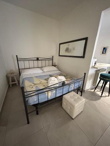 a bedroom with a bed with towels on it at Allegra Toscana - Affittacamere Guest house Arezzo in Arezzo