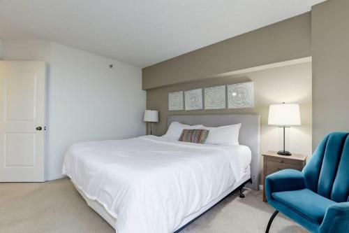 Un pat sau paturi într-o cameră la 2BR Central Apartment Spacious Layout & Balcony