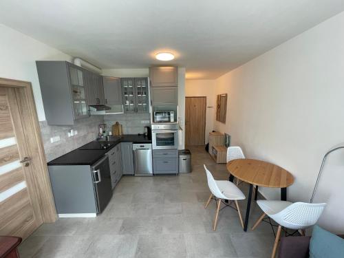 Kuchyň nebo kuchyňský kout v ubytování NOVÝ HORSKÝ APARTMÁN v Jizerských horách
