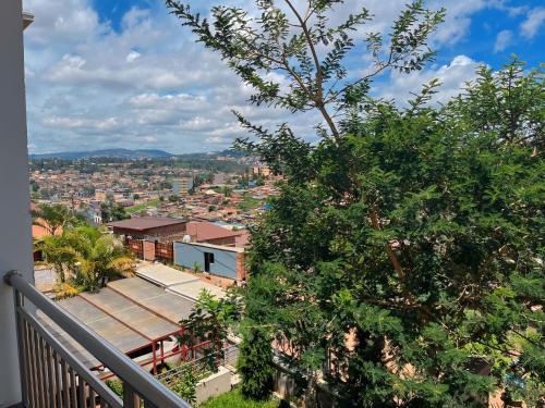 Kigali Highland Paradiso في كيغالي: إطلالة على المدينة من الشرفة