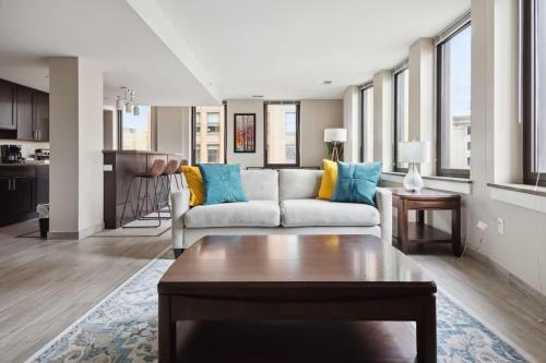 底特律的住宿－2BR Downtown Luxury Getaway，客厅配有沙发和桌子