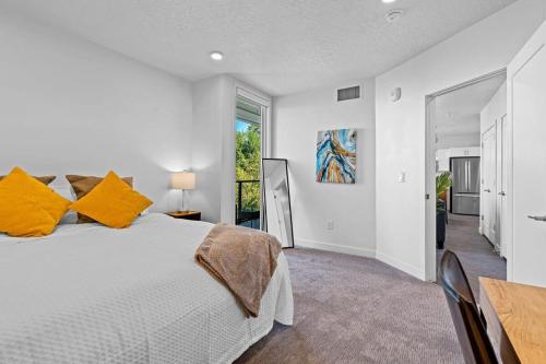 1 dormitorio blanco con 1 cama y comedor en 2BR Escape Balcony Gym and Premier Comfort en Salt Lake City
