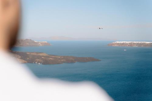 een uitzicht op de oceaan vanuit een vliegtuig bij Nelya Suites in Megalokhori