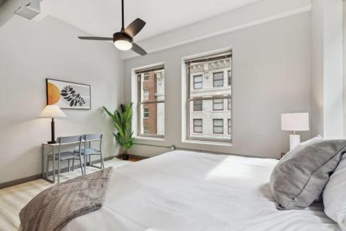 A bed or beds in a room at Spacious & Elegant 2BR Downtown Retreat
