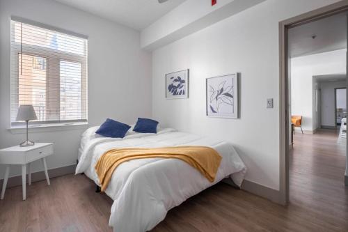 Postel nebo postele na pokoji v ubytování 3BR Modern Downtown Apartment with Gym & Office