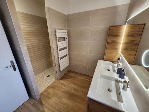 une salle de bain avec un lavabo blanc et une douche dans l'établissement Villa idéalement située sur Arès, à Arès