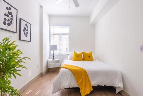 מיטה או מיטות בחדר ב-3BR Premium Downtown Apartment with Office & Gym