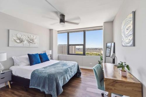 sypialnia z łóżkiem, biurkiem i oknem w obiekcie 2BR Vibrant South Loop Apartment w Chicago