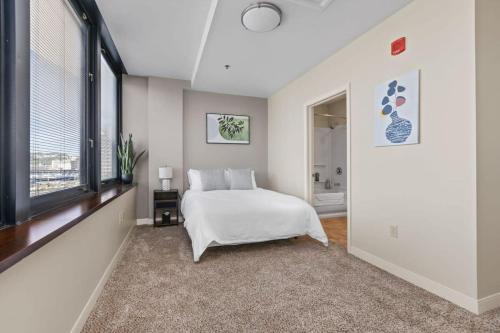 Ένα ή περισσότερα κρεβάτια σε δωμάτιο στο Sleek 2BR Downtown Retreat with Gym