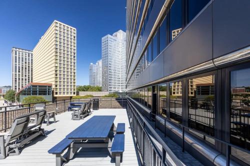 Μπαλκόνι ή βεράντα στο Sleek 2BR Downtown Retreat with Gym