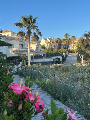 STYLISH TOWNHOUSE IN BEACHFRONT COMPLEX photo 11