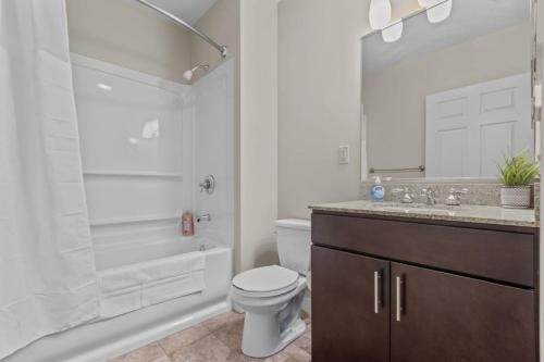 ein Bad mit einem WC, einer Dusche und einem Waschbecken in der Unterkunft 2BR Downtown Apartment with Gym & Deck in Pittsburgh