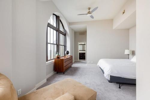 um quarto com uma cama e uma grande janela em 2B 2BA Luxury Downtown Suite Rooftop Deck & Gym em Baltimore