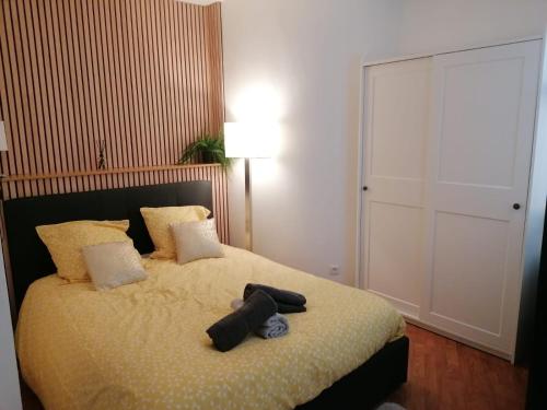 a bedroom with a bed with two towels on it at Modern Home proche de Disneyland et Paris in Champs-Sur-Marne