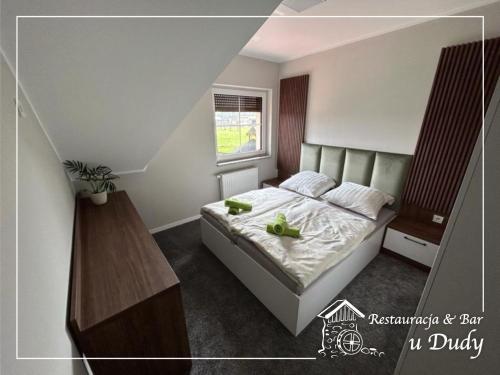 Un dormitorio con una cama grande y una ventana en Restauracja & Bar u Dudy, en Chrząstowice