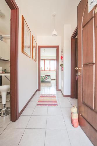 a hallway with a door and a tile floor at Palma 9 in San Siro