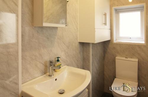 La salle de bains est pourvue d'un lavabo et de toilettes. dans l'établissement Luke Stays - Nicholson Terrace, à Killingworth