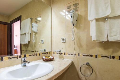y baño con lavabo y ducha. en Tiva del Mar Beach Hotel, en Sveti Vlas