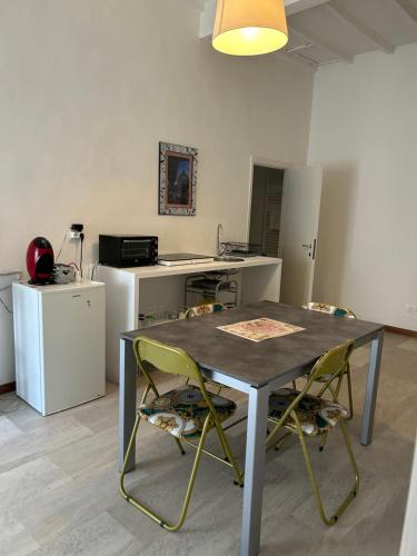 a kitchen with a table and two chairs at Allegra Toscana - Affittacamere Guest house Arezzo in Arezzo