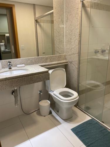 ein Bad mit einem WC, einem Waschbecken und einer Dusche in der Unterkunft Inova Flats premium no Condominio Cosmopolitan in Palmas
