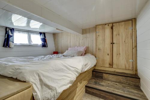 En eller flere senge i et værelse på Péniche Destinée