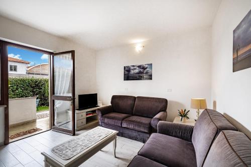 een woonkamer met een bank en een tv bij Casa al Ponte dei Marmi - few KM to sea - Happy Rentals in Seravezza