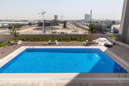 杜拜的住宿－Frank Porter - Azizi Aura，建筑物屋顶上的游泳池