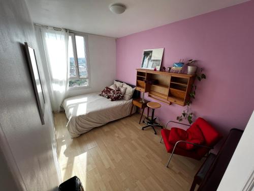 a bedroom with a bed and a desk and a chair at Chambre artistique entre Disneyland et Paris in Neuilly-sur-Marne