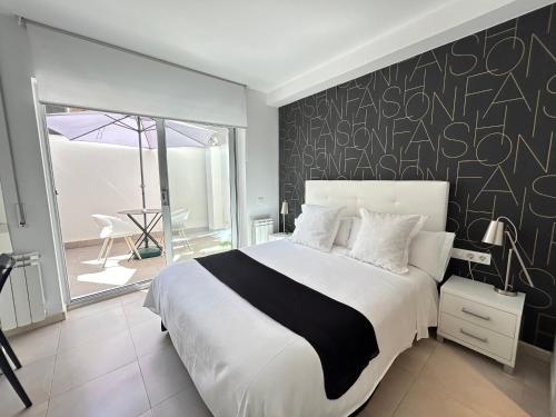 una camera da letto con un grande letto con una parete con accento nero di Hostal Somnis a Suria
