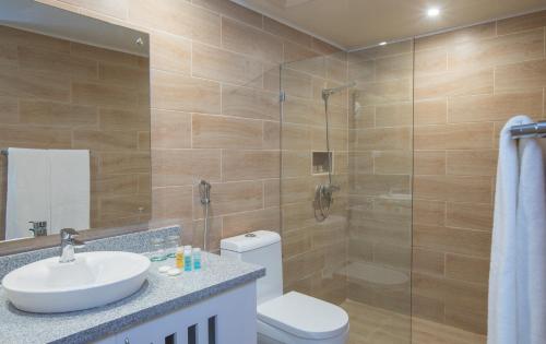 een badkamer met een toilet, een wastafel en een douche bij whala!urban punta cana in Punta Cana