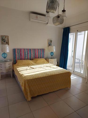 Ένα ή περισσότερα κρεβάτια σε δωμάτιο στο Amwaj Resort North Coast امواج الساحل الشمالى 2 نوم 2 حمام