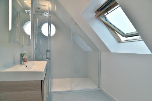 a bathroom with a shower and a sink at La Villa des Marettes - Piscine partagée in Pléneuf-Val-André