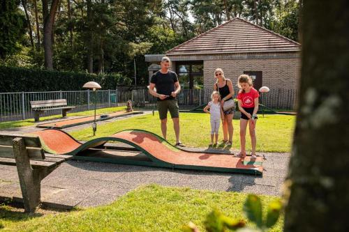 Vakantie-Chalet Camping GOOLDERHEIDE met seizoensgebonden zwembadの宿泊客