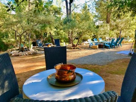 une table avec un bol en haut dans l'établissement La Ressource, à Montfort-sur-Argens