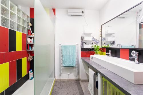 une salle de bain avec un lavabo et un miroir dans l'établissement Notre cocon mer et montagne, à Villelongue-de-la-Salanque
