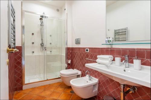 a bathroom with a toilet and a sink and a shower at Fori Imperiali Luxe Mansion in Rome