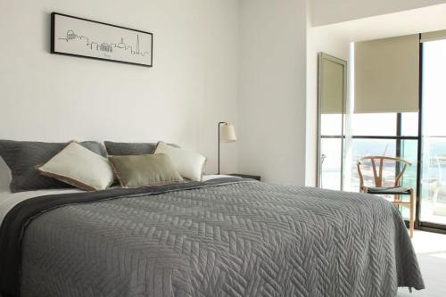 En eller flere senge i et værelse på HOM I Terraza y Vista Panorámica al Mar I Mall I Wifi I Av Balmaceda PMN 0621