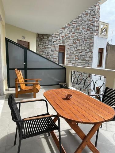 德拉瑪的住宿－Belvedere 3 - Studio，阳台的天井配有木桌和椅子