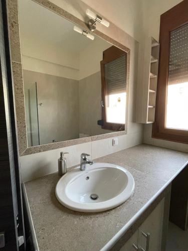 德拉瑪的住宿－Belvedere 3 - Studio，一间带水槽和镜子的浴室