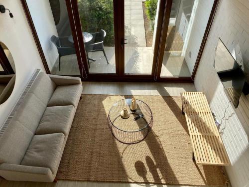 una sala de estar con un sofá y una mesa en HOM I Amplio Loft con Jardín en MejorLugar de Valparaíso 1109, en Valparaíso