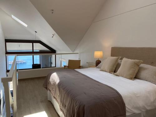 Giường trong phòng chung tại HOM I Espectacular Loft Preciosa Vista al Mar Valparaiso 1713