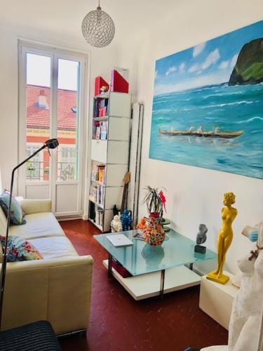 un salon avec un canapé et une table dans l'établissement APPARTEMENT NICE le PORT, à Nice