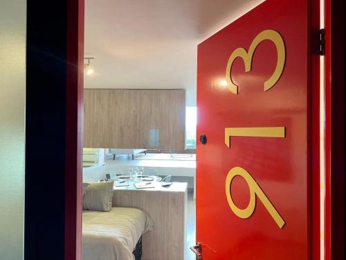 una puerta roja en una habitación con cocina en TOP1 Amplio Loft con Jardín Nuevo Estacionamiento Servicio HOM 1309, en Valparaíso