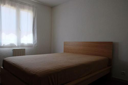 une chambre avec un grand lit avec une fenêtre dans l'établissement Le Vieil Olivier 2, à Cornillon