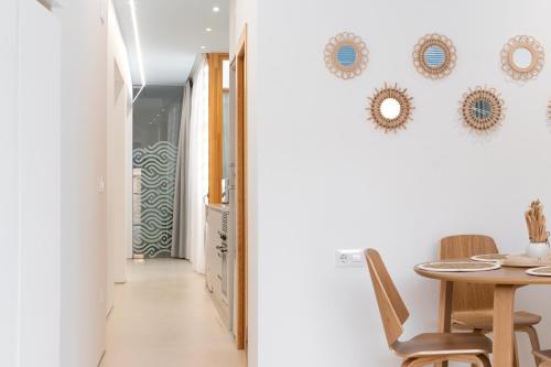 una sala da pranzo con tavolo e un corridoio di Apartamento Don Algodón Grau a Gandía